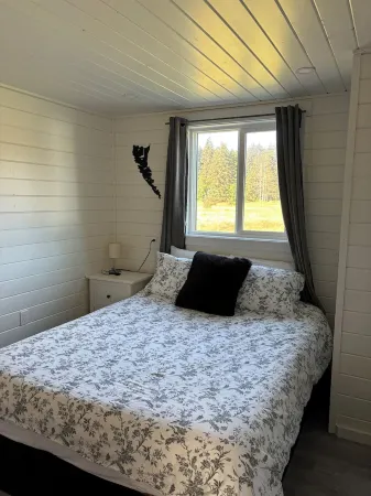 Sunrise Loft cozy private beach front house storm watching sleeps 4 Отели в г. Скина-Квин Шарлотт