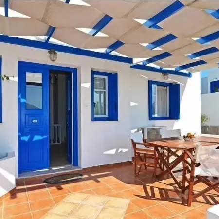 Nikos Sea View Apartments Отели рядом с достопримечательностью «Милосский музей горного дела»