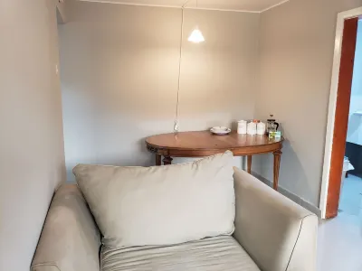 Cozy apartment minutes away from downtown, hiking trails, and beach attractions. โรงแรมใน