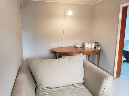 Cozy apartment minutes away from downtown, hiking trails, and beach attractions. Отели рядом с достопримечательностью «Ламли-Бич-роуд»