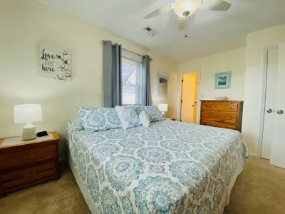 "Claire Skies" 75 yards to Beach access! Hoteles cerca de The French Door OBX