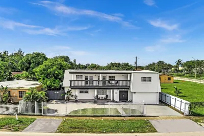 6 Bedrooms 4 bath 2 story home Miami Gardens sleep 20 Hotels near ALDI