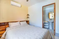 Las Palmas Condo: Pool & Beach