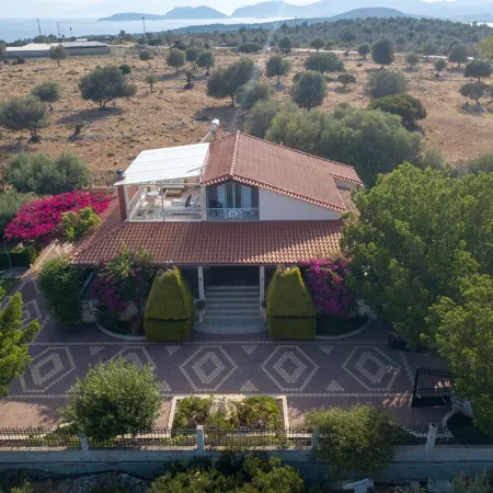 Spacious Villa with heated pool that becomes indoor
