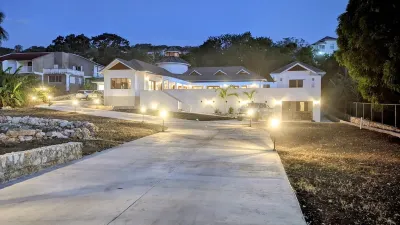 Luxury 4 Bedroom Villa with Pool in Montego Bay (Beach Club Access) فنادق في 