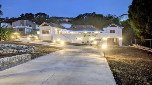 Luxury 4 Bedroom Villa with Pool in Montego Bay (Beach Club Access)