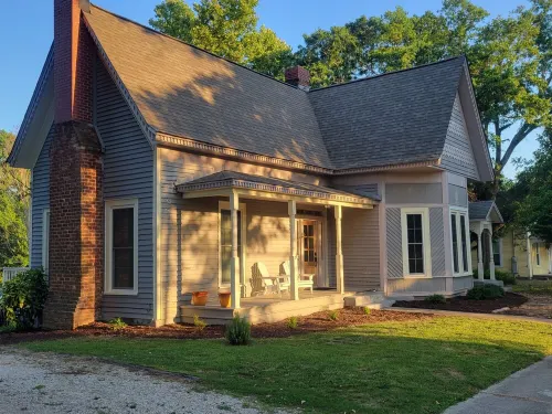 Blue Rose Bungalow: Downtown vibe w/1896 charm. Lake Life. Gym. Kitchen. Parking Hotels in Hartwell