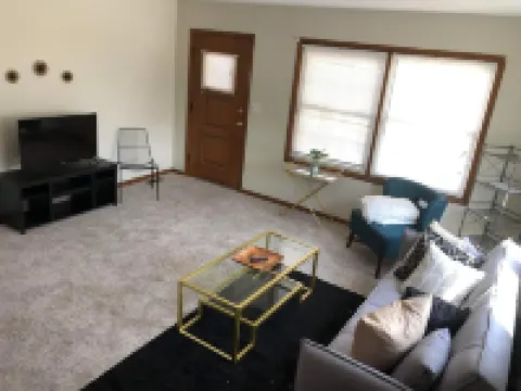 Spacious 2-Bedroom Apartment - Close To It All!