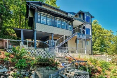 Moden West Seattle House in the Trees Hotels near Target