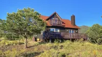 Mountain lodge w/ panoramic views from hot tub