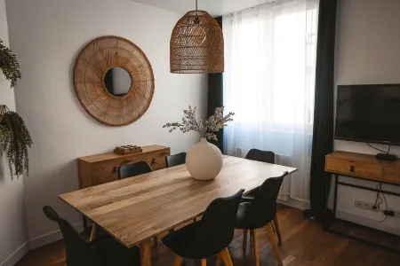 Appartement Chaleureux 6 Places à Proximité du Jardin de la Ville et du Centre Отели рядом с достопримечательностью «GOPARK INTERIEUR - Paintball, Laser Game et trampolines parc»