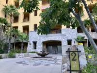 AMAZING Ocean Views, Medano Beach, Downtown, 5-Star Hacienda Beach Club, 2BD โรงแรมใกล้The Arch of Cabo San Lucas