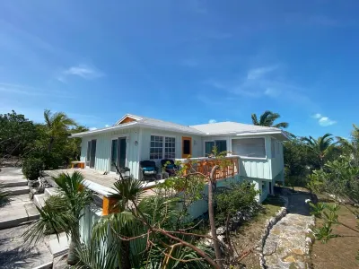 Fair Winds: Tropical Beach House, Stunning Ocean Views, Steps to the Beach!