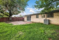Charming 3-bedroom bungalow Irving WiFi, AC by Airport, Restaurants + Car Rental Hotels near Trinity Rail Express - CentrePort/DFW Airport Station