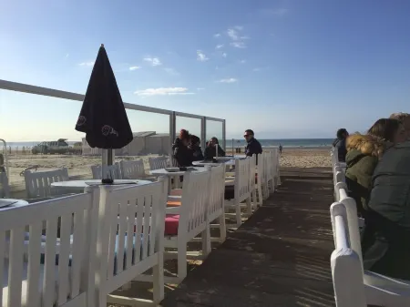 Apartment facing the sea 3 bedrooms garage <br>Rental from Sat16h to Sat11h Отели рядом с достопримечательностью «Plopsaland De Panne»