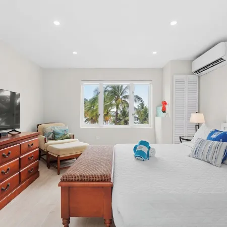 Beach Front Resort Villa ( 1 bedroom, sleeps 4) closest to hotel OV3