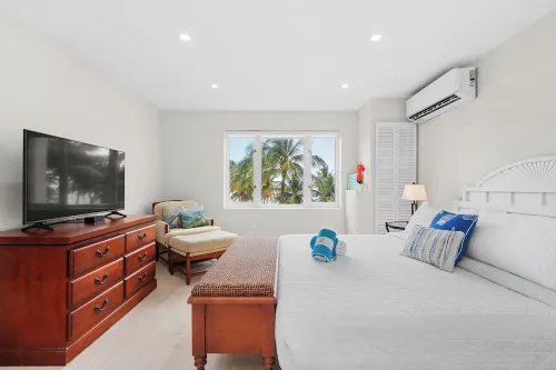 Beach Front Resort Villa ( 1 bedroom, sleeps 4) closest to hotel OV3