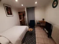 Clamart apartment 200 m from the T6 streetcar station PAVE BLANC with separate kitchen Hotel a Clamart