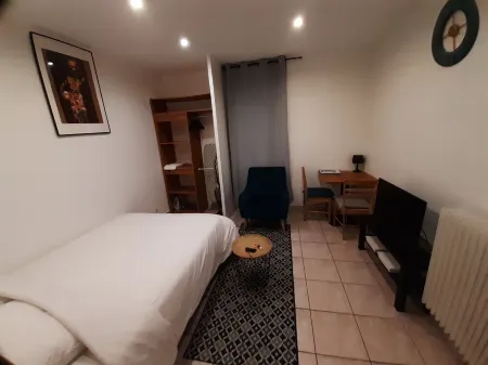 Clamart apartment 200 m from the T6 streetcar station PAVE BLANC with separate kitchen