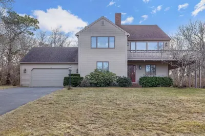 Walk to Bayview and Mayflower Beaches, Sleeps up to 10 in Dennis Hotels near Mayflower Beach