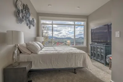 Luxury 2 bed suite just 4 minutes to downtown! Hotels near Alexis Park