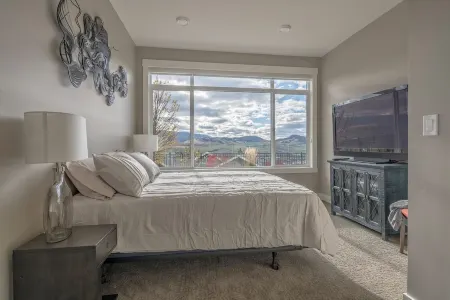 Luxury 2 bed suite just 4 minutes to downtown! Отели рядом с достопримечательностью «Alexis Park»