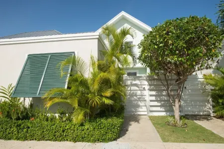 Townhouse Villa w/staff, gated community, gym, pool, beach access Отели рядом с достопримечательностью «Montego Bay Marine Park»