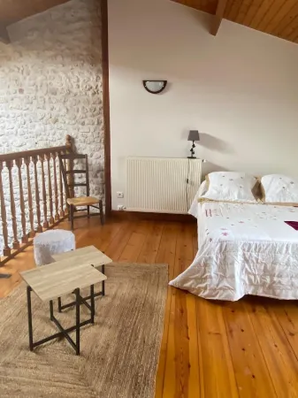 Maison sur Propriété Viticole, Avec Piscine Chauffée Отели в г. Пон