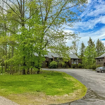 Riverfront Unit. Minutes to Storyland, N Conway and Hiking Trails.