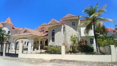 Large 6 bedroom, Luxury Villa with Pool, Ocean View, Fully Staffed, Near Beach!