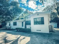Charming 3-bedroom house in delightful Jacksonville with AC, WiFi Hotels near Ribault Club