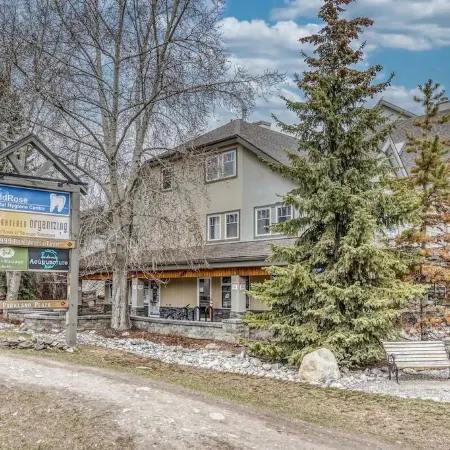 Spacious Condo, Great Location & Mountain Views
