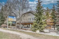 Spacious Condo, Great Location & Mountain Views