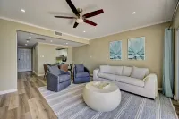 Beautiful beachfront apartment on Seven Mile Beach!