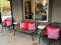 4 Bedroom Seabrook Farmhouse with Hot Tub & Swimming Pool on 8 Acre Berry Farm Hotels in Central Saanich