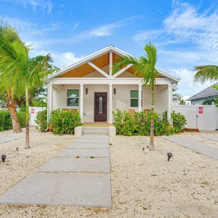Pool, Mini Golf & Cabana: Bradenton Retreat