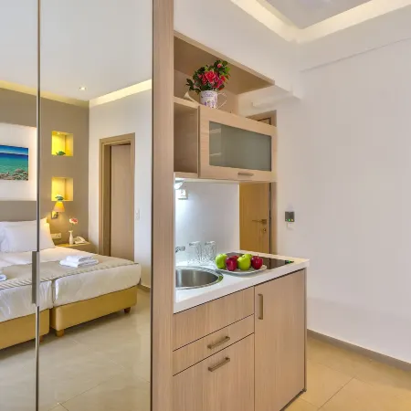 Leonidas Hotel & Apartments