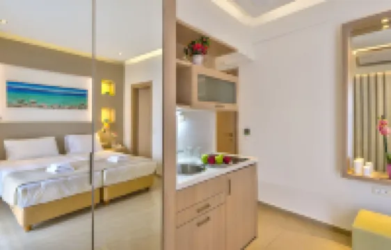 Leonidas Hotel & Apartments