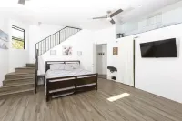 Modern Loft Rooftop Deck Venice Beach Studio Bedroom Apts by RedAwning - Balcony