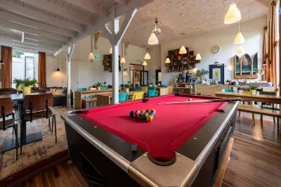 Stayokay Hostel Haarlem Hotel berhampiran Het Roode Hert