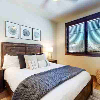 Woodwinds 1265 Luxury Townhouse, Private Hot Tub, 2 Car Garage by RedAwning Rooms