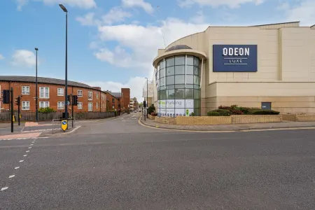 Super Luxe Central Maidenhead Apartment Отели рядом с достопримечательностью «Библиотека РБУМ Мейденхед»