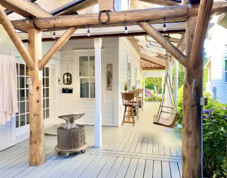 Princess and the Pea Hotel Отели в г. Aldergrove