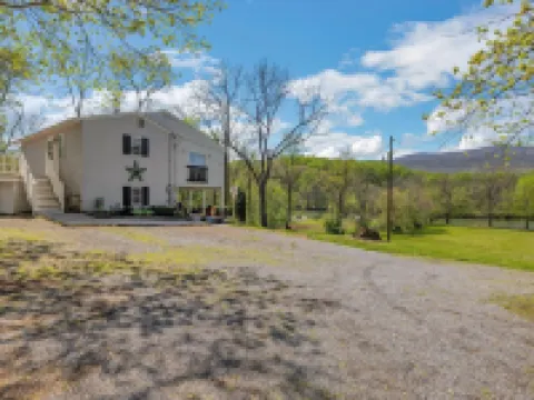 Riverside Serenity: A Picturesque Retreat 2 Bedroom Cottage by RedAwning Hoteles en Condado de Page