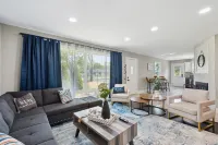 Charming Contemporary Family Home 3 Bedroom Home by RedAwning Hotels in Glenview