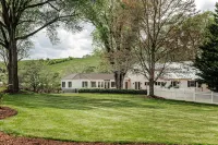 Batten Green Venue & Lodging Hotel in zona Staunton Public Library