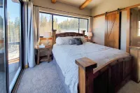Luxury Ski-in/Out Getaway w/ Hot Tub & Views! - 3-Star