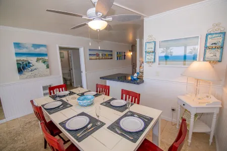 Capri Beach Accommodations at Capri by the Sea Отели рядом с достопримечательностью «Map and Atlas Museum of La Jolla»