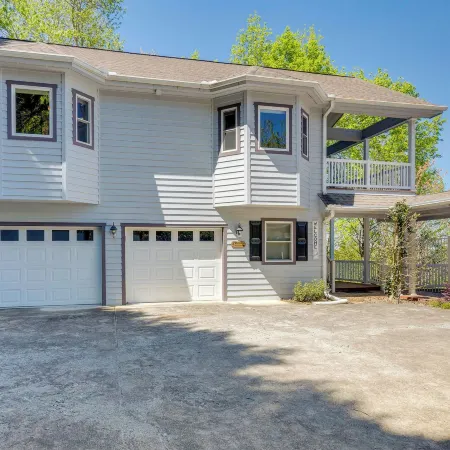 Lake-View Condo with Covered Deck in Hiawassee!