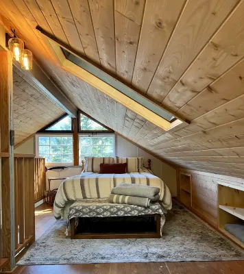 Salish Sunset Cabin/Oceanfront in Private Forest Hotel dekat Swartz Bay Terminal